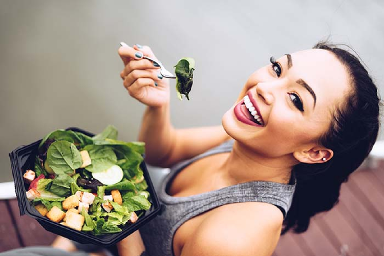 ヘルシーな食べ物を食べる女性
