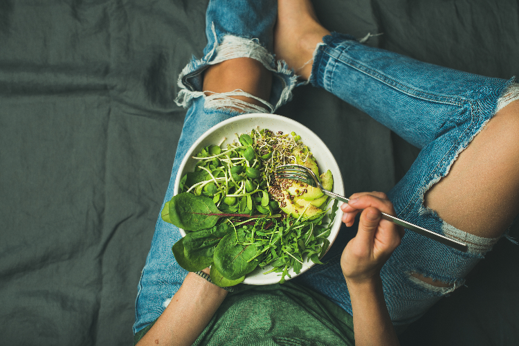 ヘルシーな食べ物を貯食べる女性