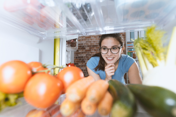食材を選ぶ女性