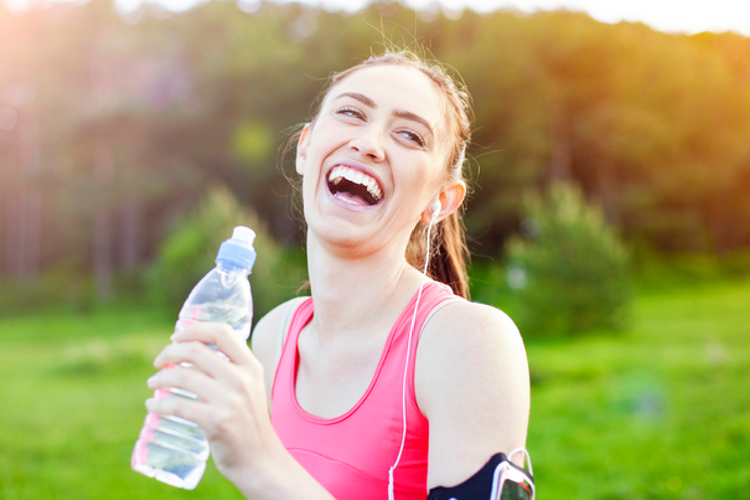 水を飲む女性