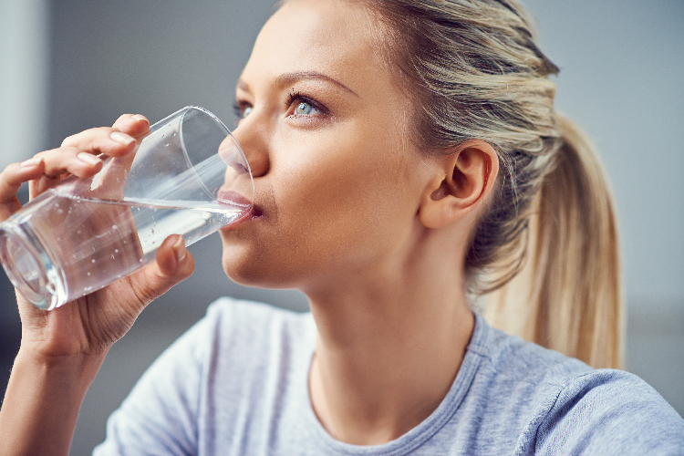 水を飲む女性