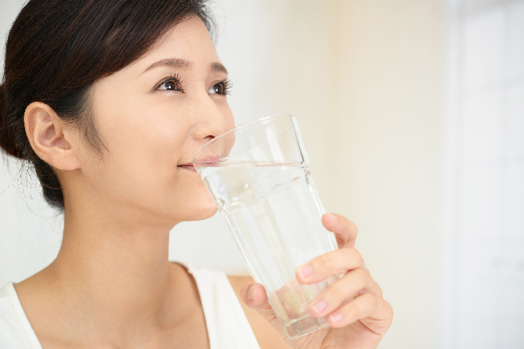 水を飲む女性