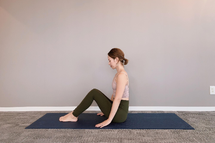 座って行うお尻のストレッチ方法1