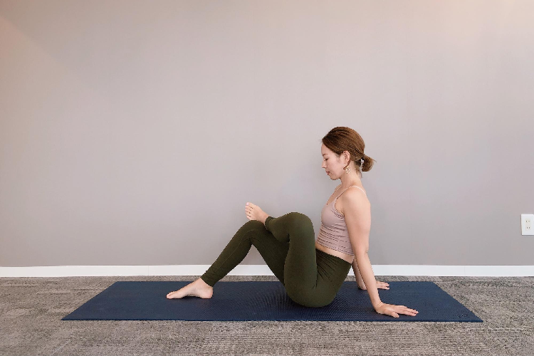 座って行うお尻のストレッチ方法2