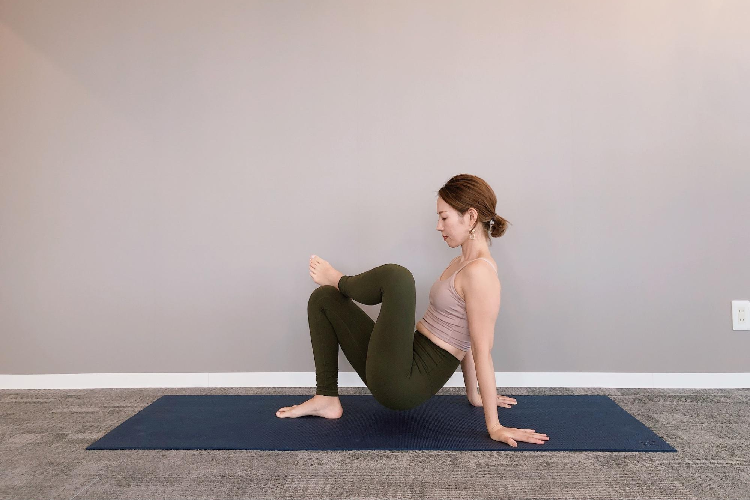 座って行うお尻のストレッチ方法3