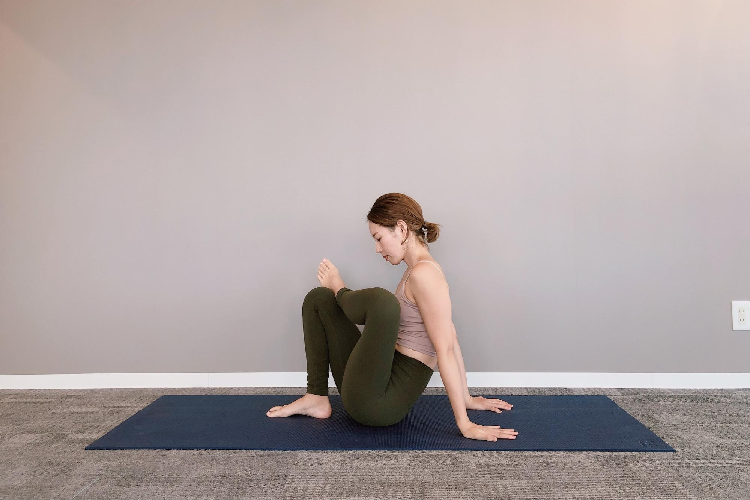 座って行うお尻のストレッチ方法4