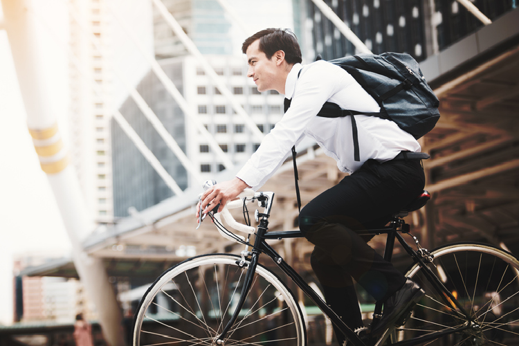 スーツで自転車に乗る男性