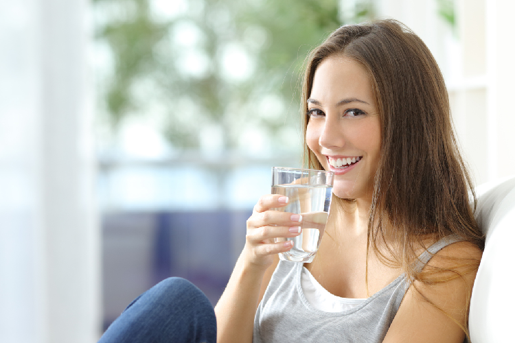 水分補給する女性