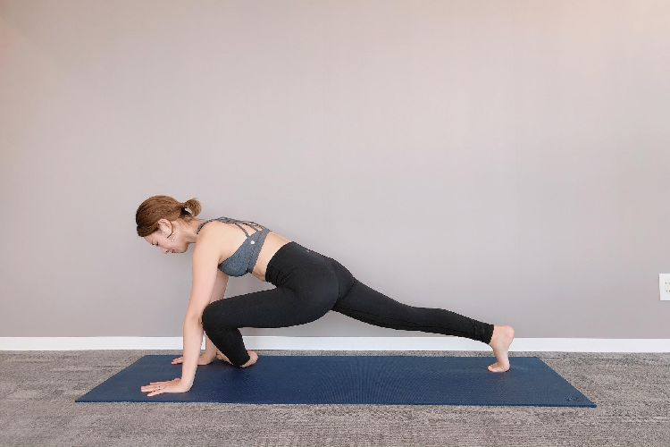 膝を前に出す女性