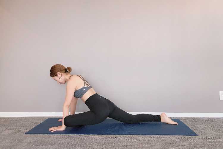 お尻を床に降ろしている