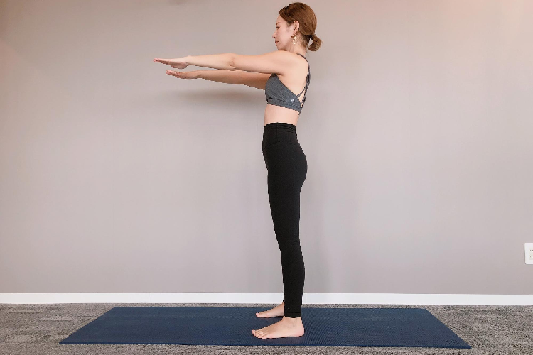 直立して腕を前に出す女性