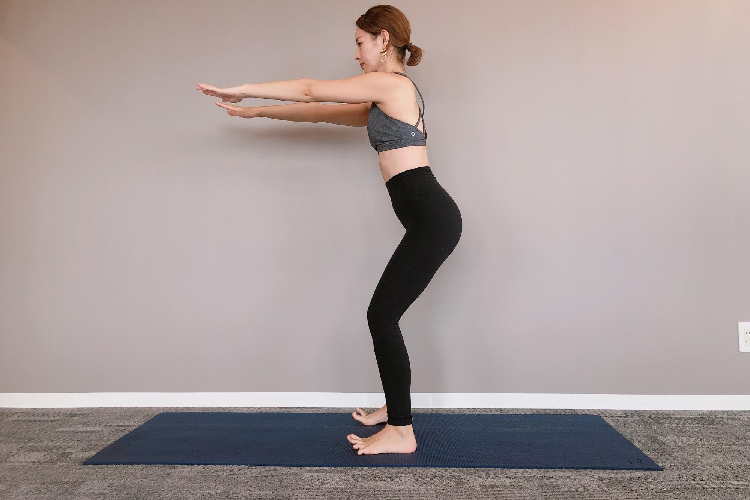 軽いスクワットの姿勢