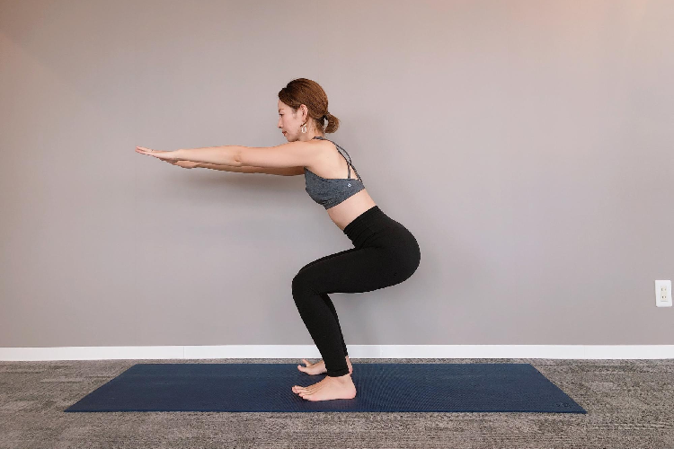 膝をほぼ90度に曲げてスクワット