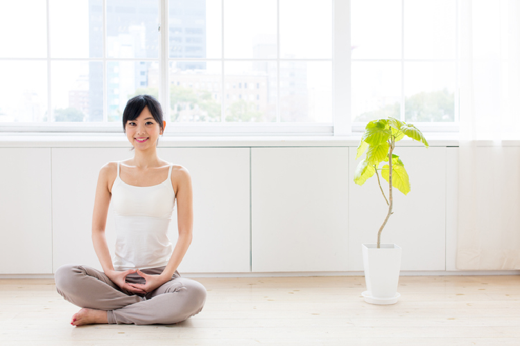 女性が部屋でリラックスしている様子