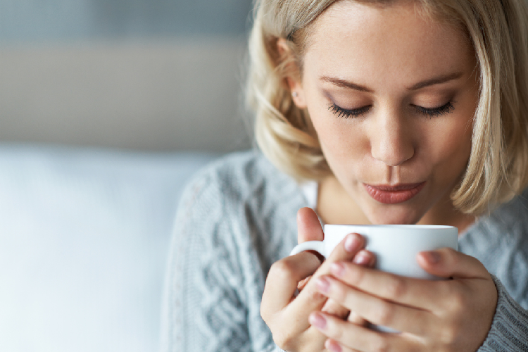 コーヒーを飲む女性