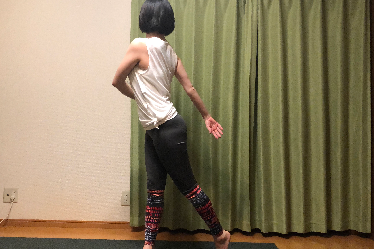 体をねじってストレッチ