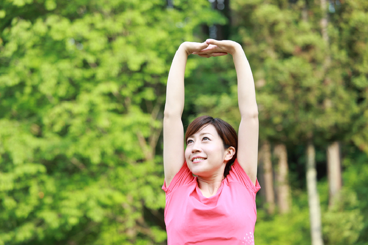 笑顔でストレッチする女性