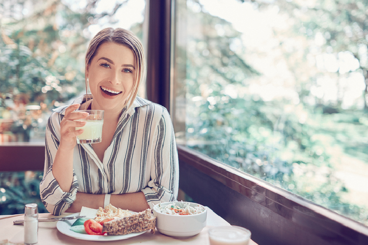 朝食を食べる女性