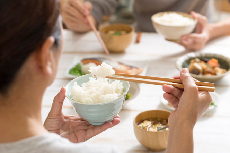 お米を食べる女性