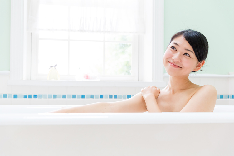 湯船に浸かる女性