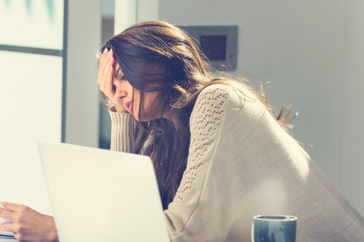 眠気に耐える女性