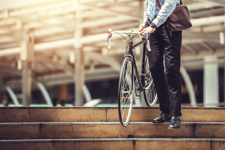 通勤に自転車を使用する男性