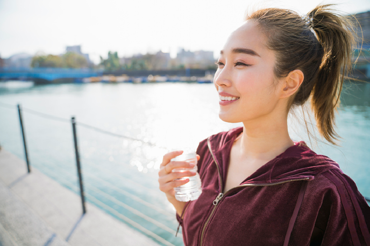 運動後に水を飲む女性