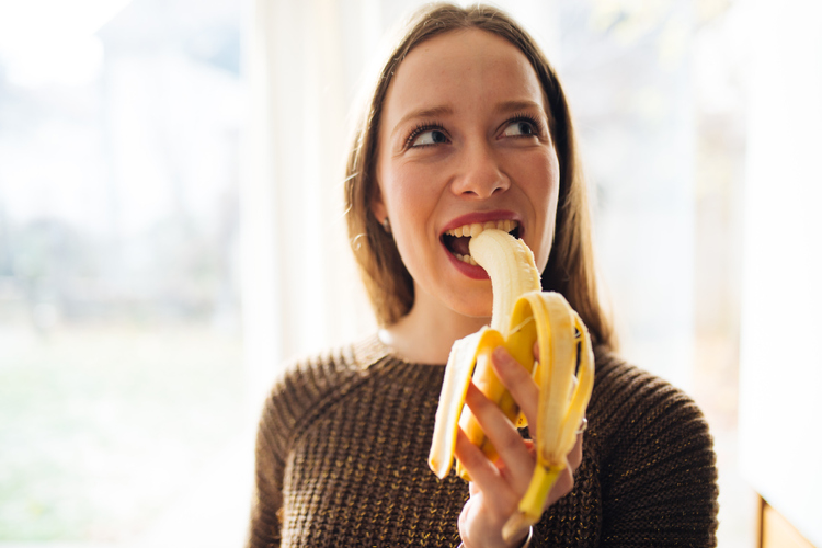バナナを食べる女性