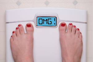 OMGと表示された体重計