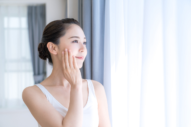 肌を気にする女性