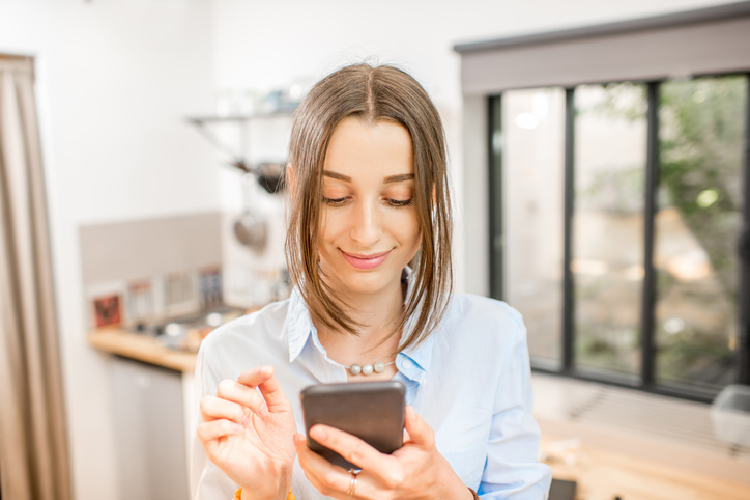 スマホを操作する女性