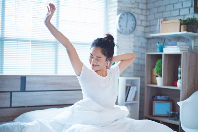 良い睡眠で目覚める女性