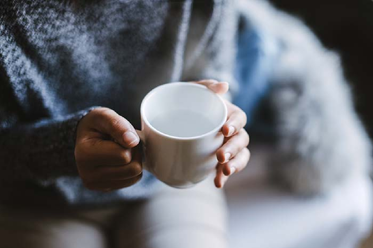 白湯を飲む女性