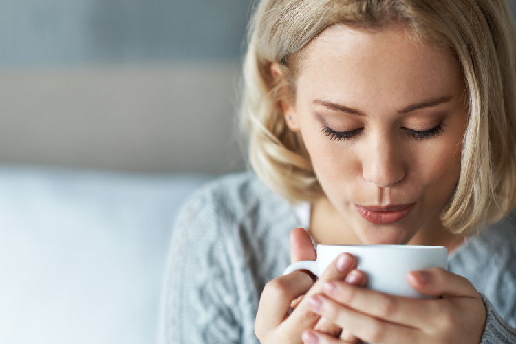 白湯を飲む女性