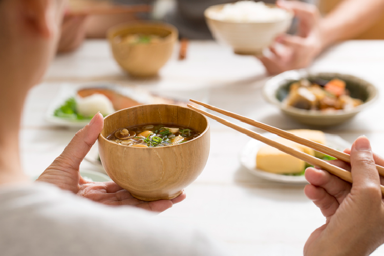 味噌汁を持つ手元