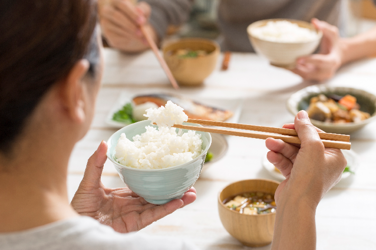 和食を食べる女性