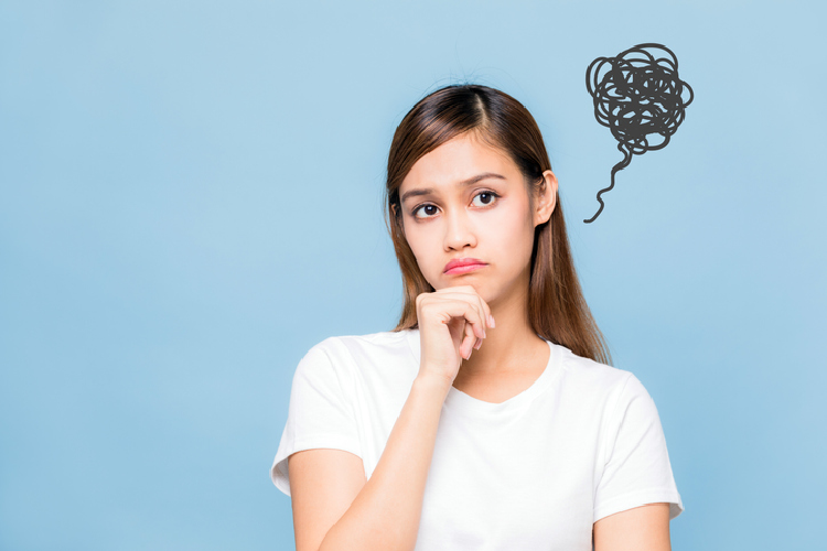 悩んでいる様子の女性
