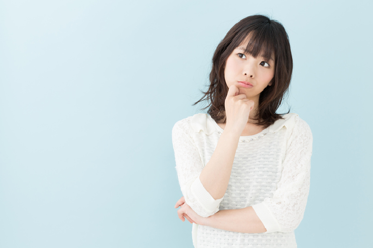 何かを考えている様子の女性