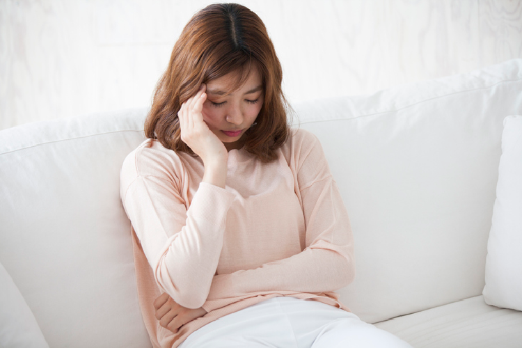 疲れた様子の女性