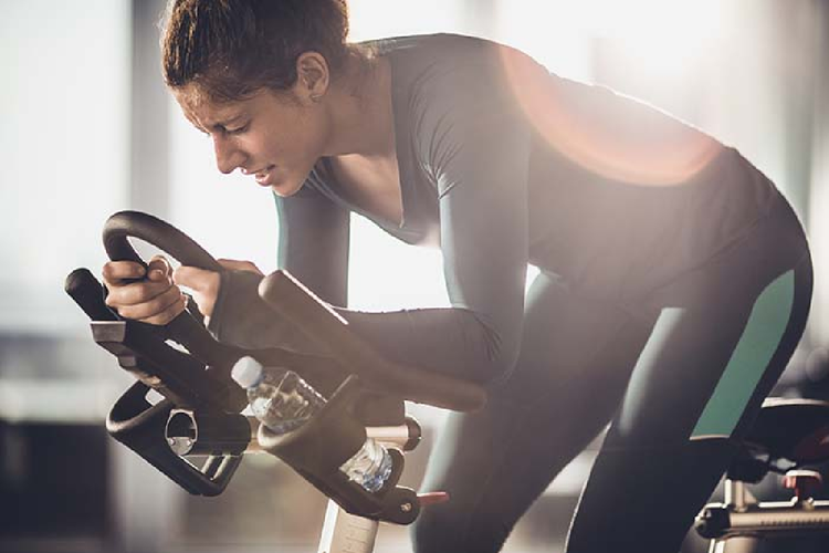 運動しすぎる女性