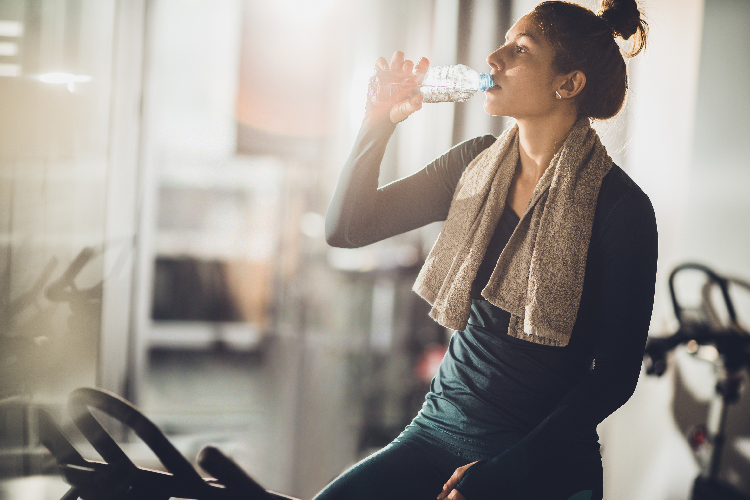 水を飲む女性