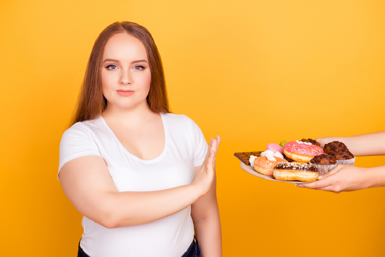 糖質の多い食べ物を拒否する女性