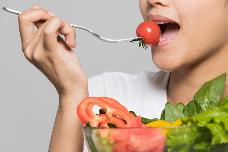 サラダを食べる女性