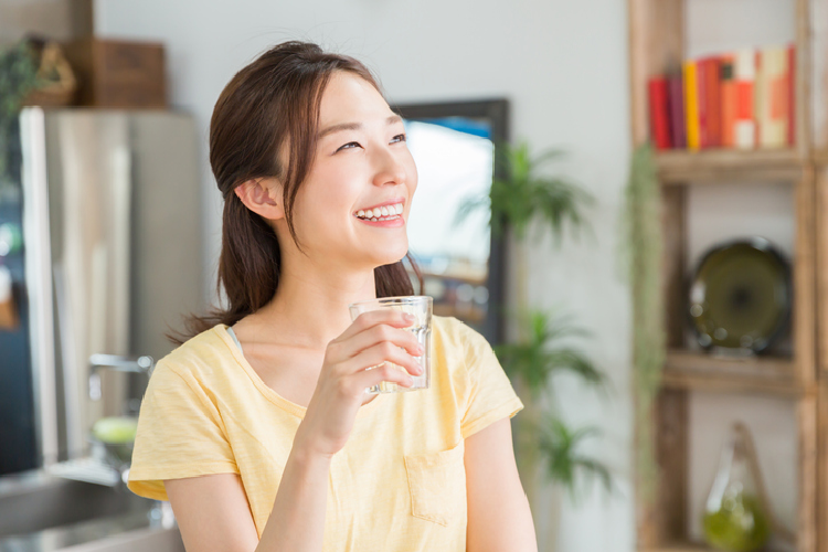 水を飲む女性