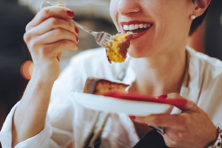 ケーキを食べる女性の口元
