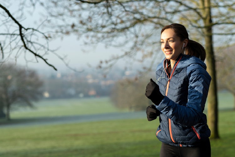 ジョギングする女性
