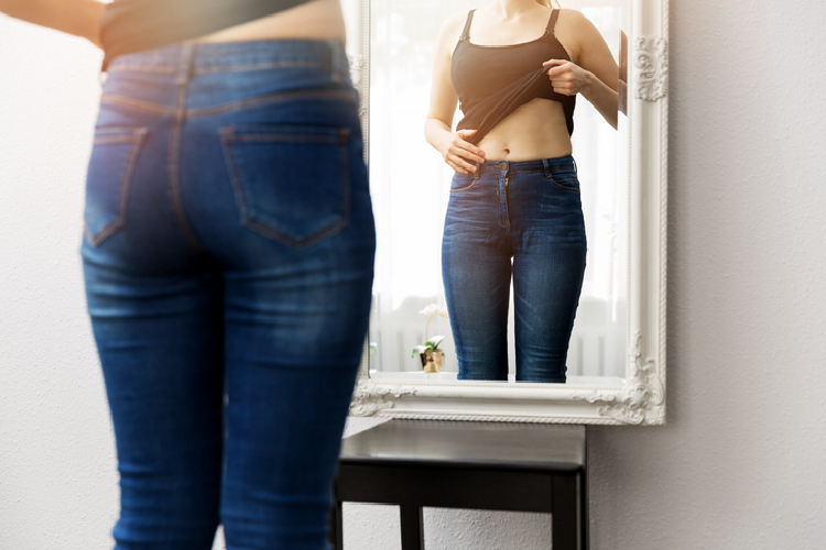 姿鏡で体型をチェックする女性