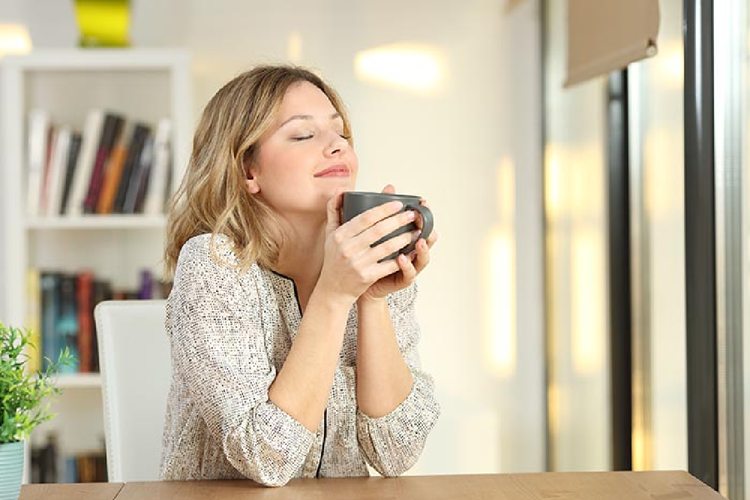 ヨーグルトコーヒーを飲む女性