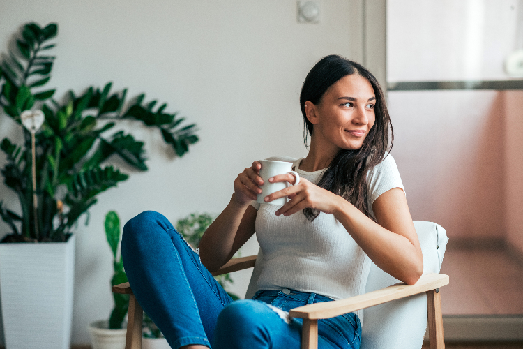 ヨーグルトコーヒーを飲む女性