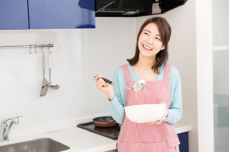 料理をする女性